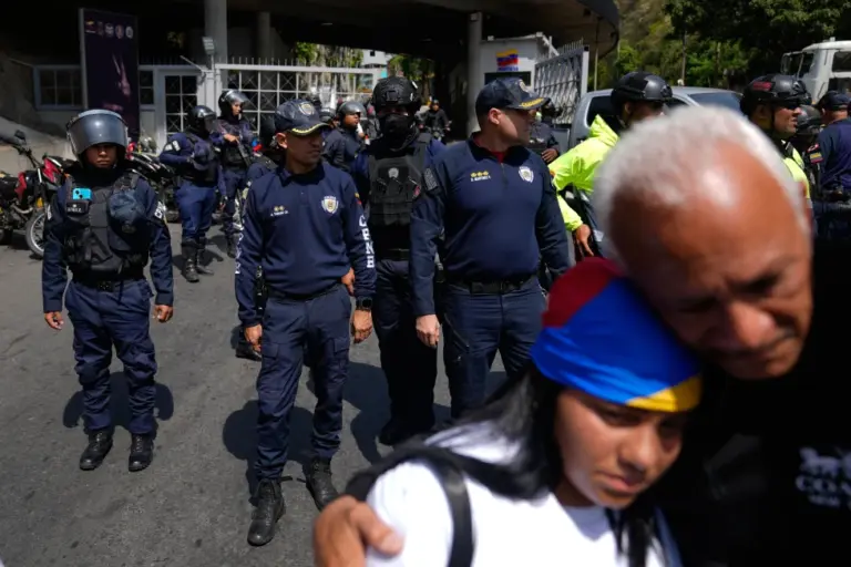 En la foto, La policía permanece en alerta para impedir que la gente se acerque al centro de detención de Helicoide después de que la multitud participara en una oración por la libertad de los presos políticos, la paz y la reconciliación en Caracas
