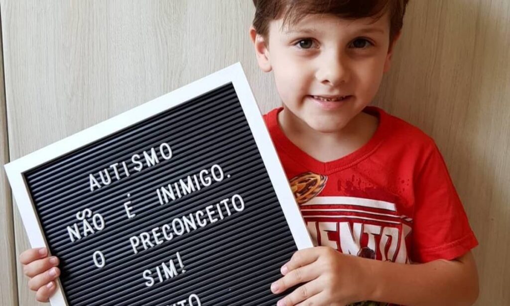 En la foto, un niño austista