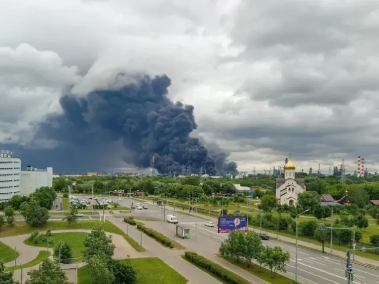 En la foto, Humo tras ataque ucraniano a Rusia