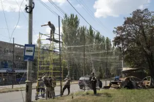 En la foto, Militares ucranianos reparan redes antidrones dañadas por ataques rusos que incluyeron múltiples bombas aéreas guiadas KAB contra una instalación en Sloviansk