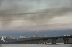 En la foto, humo elevándose sobre la capital ucraniana tras un ataque masivo con misiles rusos, en Kiev