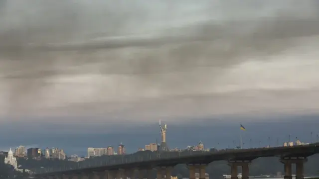 Doce muertos y 34 heridos en un ataque nocturno ruso contra Kiev 1 En la foto, humo elevándose sobre la capital ucraniana tras un ataque masivo con misiles rusos, en Kiev