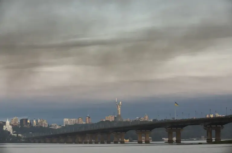 En la foto, humo elevándose sobre la capital ucraniana tras un ataque masivo con misiles rusos, en Kiev