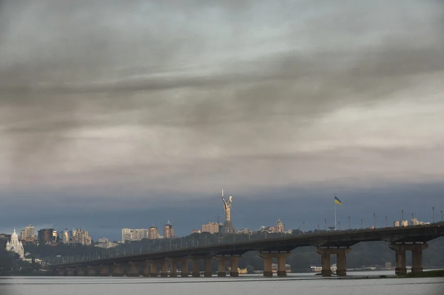 En la foto, humo elevándose sobre la capital ucraniana tras un ataque masivo con misiles rusos, en Kiev