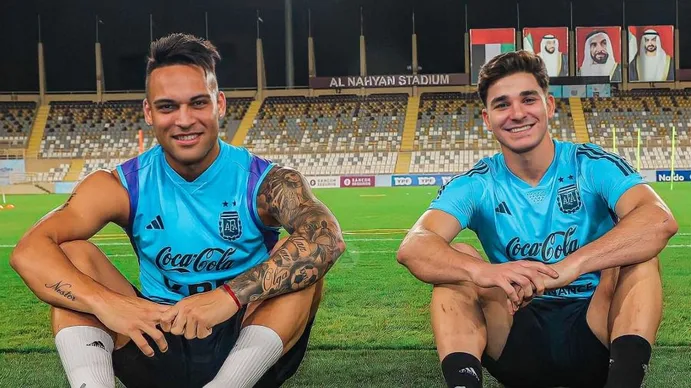 Julián, Lautaro, Mikautadze: el culebrón del nueve culé 2 En la foto, Lautaro Martínez y Julián Álvarez