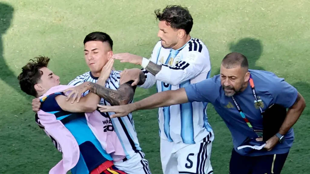 En la foto, Leandro Paredes golpea a Gavi tras el pitazo final de la Copa Mundial