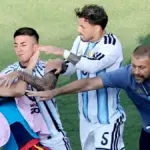 En la foto, Leandro Paredes golpea a Gavi tras el pitazo final de la Copa Mundial