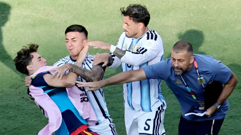 En la foto, Leandro Paredes golpea a Gavi tras el pitazo final de la Copa Mundial