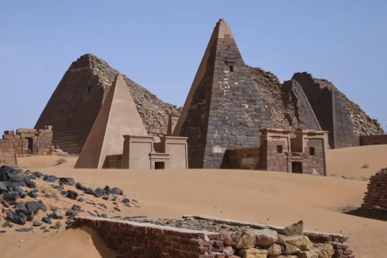 En la foto, Las pirámides de Meroe, en el yacimiento arqueológico de Meroe, en Bejrawiya, Sudán