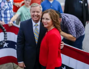 En la foto, el fallecido senador republicano Lindsey Graham (i) junto a su hermana, Darline Graham Nordone