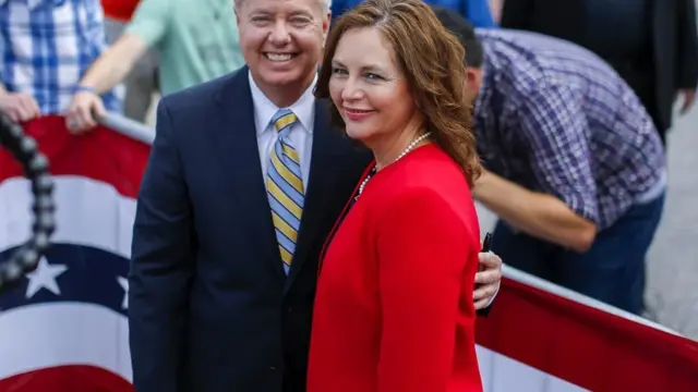 En la foto, el fallecido senador republicano Lindsey Graham (i) junto a su hermana, Darline Graham Nordone