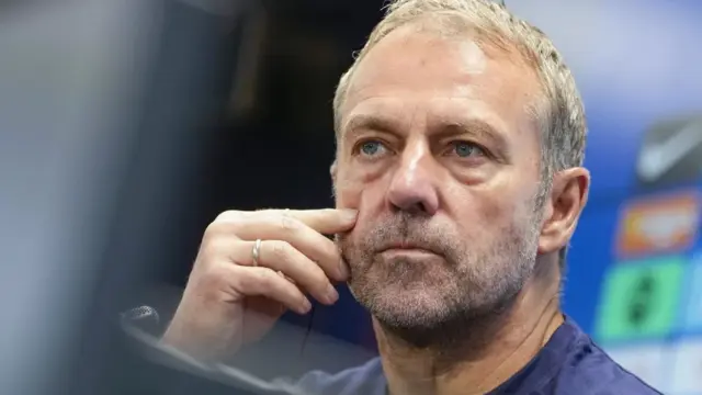 En la foto, El técnico alemán, Hansi Flick durante la rueda de prensa