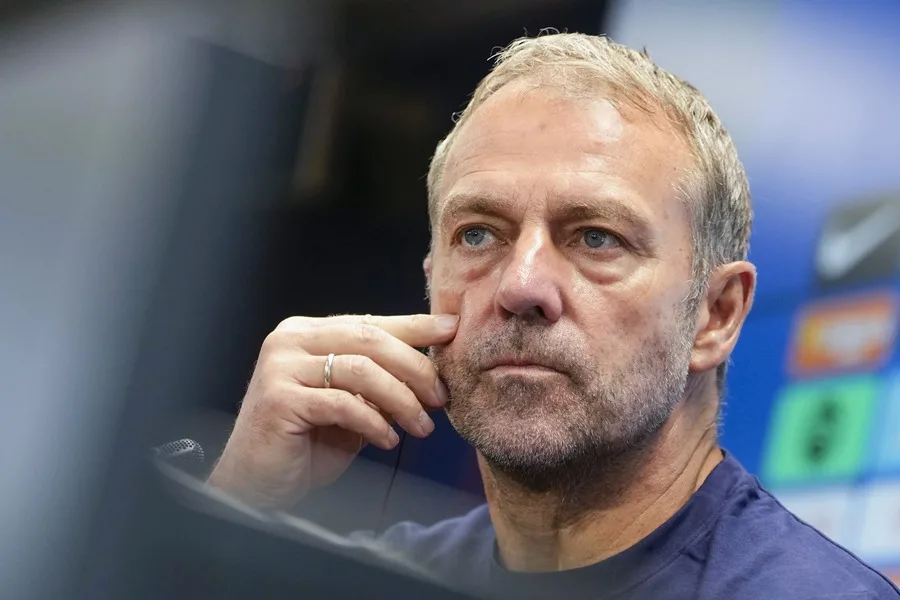 En la foto, El técnico alemán, Hansi Flick durante la rueda de prensa