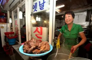 En la foto, La propietaria de un restaurante surcoreano prepara carne de perro para cocinar una sopa (Boshintang o Gaejangguk), en Seúl, Corea del Sur