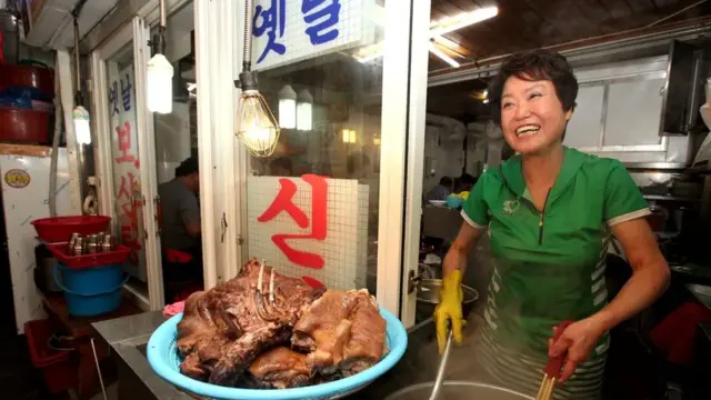 En la foto, La propietaria de un restaurante surcoreano prepara carne de perro para cocinar una sopa (Boshintang o Gaejangguk), en Seúl, Corea del Sur