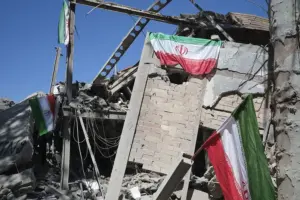 En la foto, Vista de las ruinas de uno de los edificios de la Universidad Sharif de Teherán tras ser atacada por Estados Unidos e Israel