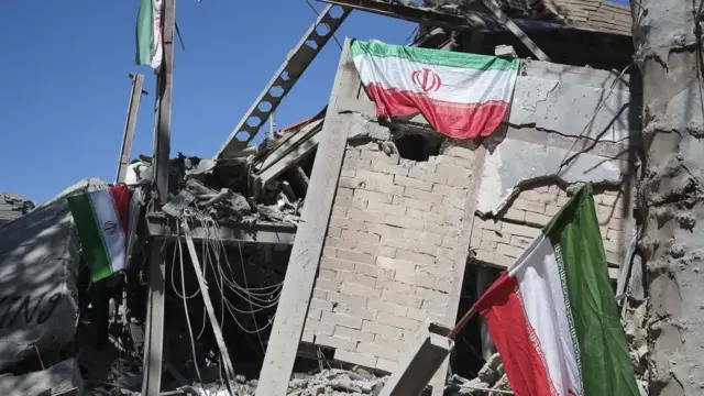 En la foto, Vista de las ruinas de uno de los edificios de la Universidad Sharif de Teherán tras ser atacada por Estados Unidos e Israel