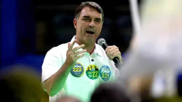 Flávio Bolsonaro dice que el juicio contra su padre fue una farsa y que lo amnistiará 1 En la foto, el candidato presidencial brasileño Flávio Bolsonaro
