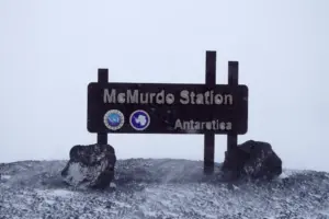 En la foto, Un cartel, fotografiado en la estación McMurdo, una base de investigación de Estados Unidos en la Antártida