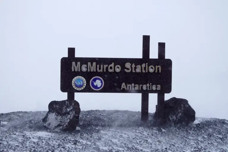 En la foto, Un cartel, fotografiado en la estación McMurdo, una base de investigación de Estados Unidos en la Antártida