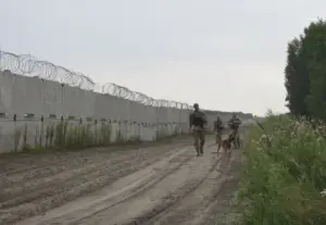 En la foto, Tropas ucranianas patrulla la frontera entre Ucrania y Bielorrusia