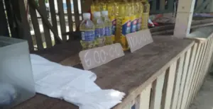 En la foto, venta de aceite comestible en Cuba