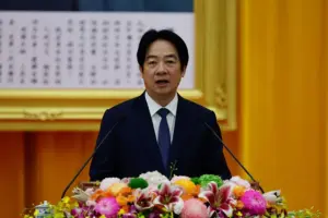 En la foto, el presidente de Taiwán, Lai Ching-te, durante la ceremonia de graduación de la Academia Militar de Taiwán en Taipéi