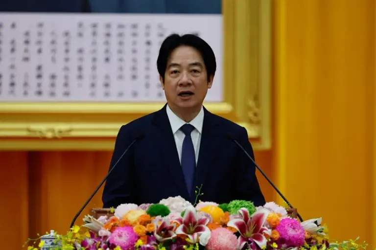En la foto, el presidente de Taiwán, Lai Ching-te, durante la ceremonia de graduación de la Academia Militar de Taiwán en Taipéi