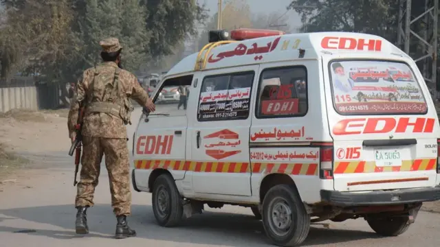En la foto, imagen de archivo de una ambulancia en Pakistán