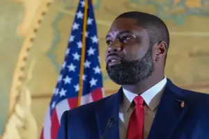 En la foto, El candidato republicano a gobernador de Florida, el congresista Byron Donalds, durante un evento en la Torre de la Libertad, en Miami