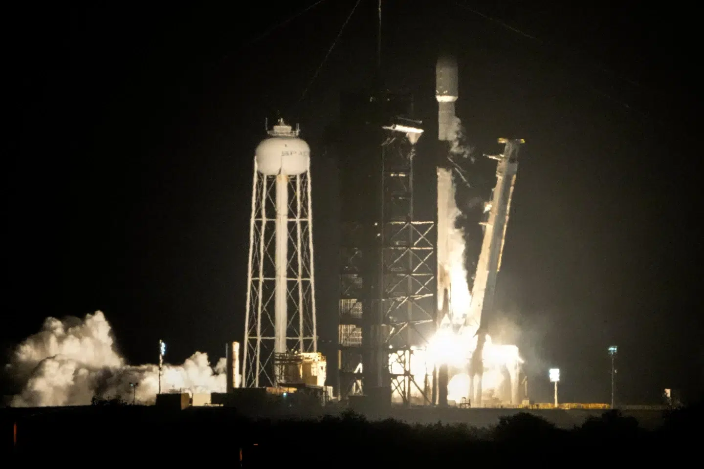 Expertos están seguros de que un cohete de SpaceX se estrelló contra la Luna 1 Un cohete Falcon 9 de Space X despega de la plataforma 39A con una carga útil compuesta de un par de módulos de aterrizaje lunar desde el Centro Espacial Kennedy