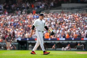En la foto, Tarik Skubal, lanzador estelar de los Tigres de Detroit, camina rumbo al dugout durante la séptima entrada del juego de béisbol de Grandes Ligas contra los Orioles de Baltimore, el miércoles 29 de julio de 2026, en Detroit