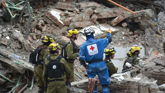 En la foto, Rescatistas del Comando de Defensa Civil israelí realizan este domingo labores de búsqueda en los escombros del edificio Torres del Limonar, destruido por el terremoto