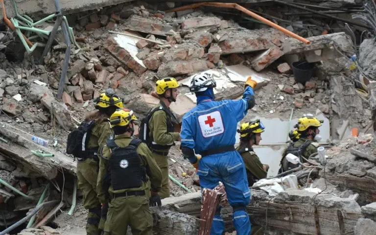 En la foto, Rescatistas del Comando de Defensa Civil israelí realizan este domingo labores de búsqueda en los escombros del edificio Torres del Limonar, destruido por el terremoto