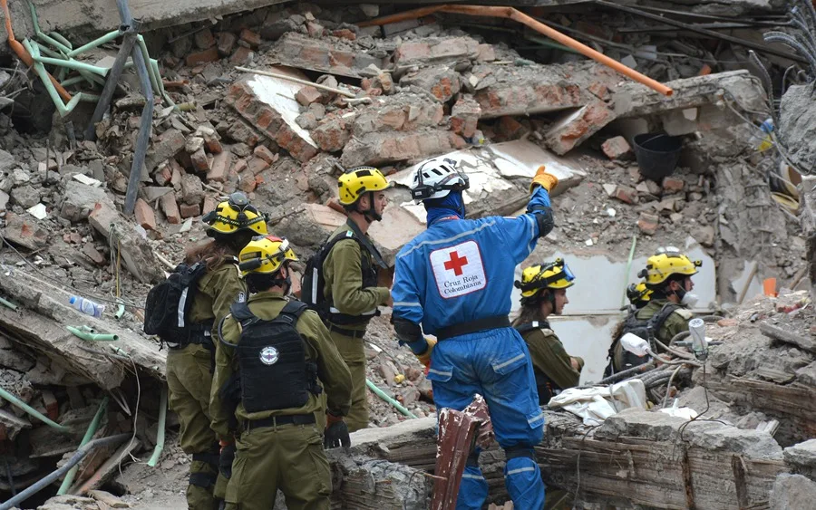 En la foto, Rescatistas del Comando de Defensa Civil israelí realizan este domingo labores de búsqueda en los escombros del edificio Torres del Limonar, destruido por el terremoto