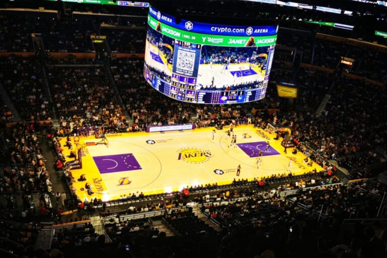 En la foto, los Lakers en su cancha