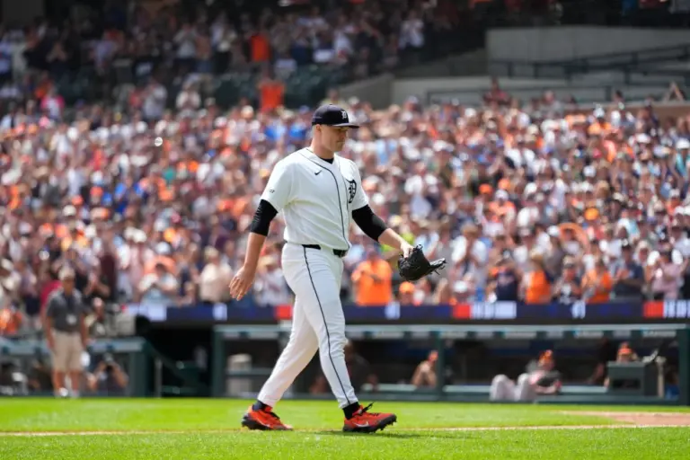 En la foto, Tarik Skubal, lanzador estelar de los Tigres de Detroit, camina rumbo al dugout durante la séptima entrada del juego de béisbol de Grandes Ligas contra los Orioles de Baltimore, el miércoles 29 de julio de 2026, en Detroit