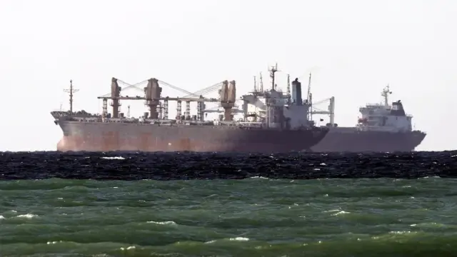 EE.UU. crea un corredor secreto para facilitar la salida de petróleo de Ormuz, según Axios 1 En la foto, petroleros cruzando el Estrecho de Ormuz, en Omán