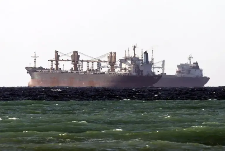 En la foto, petroleros cruzando el Estrecho de Ormuz, en Omán