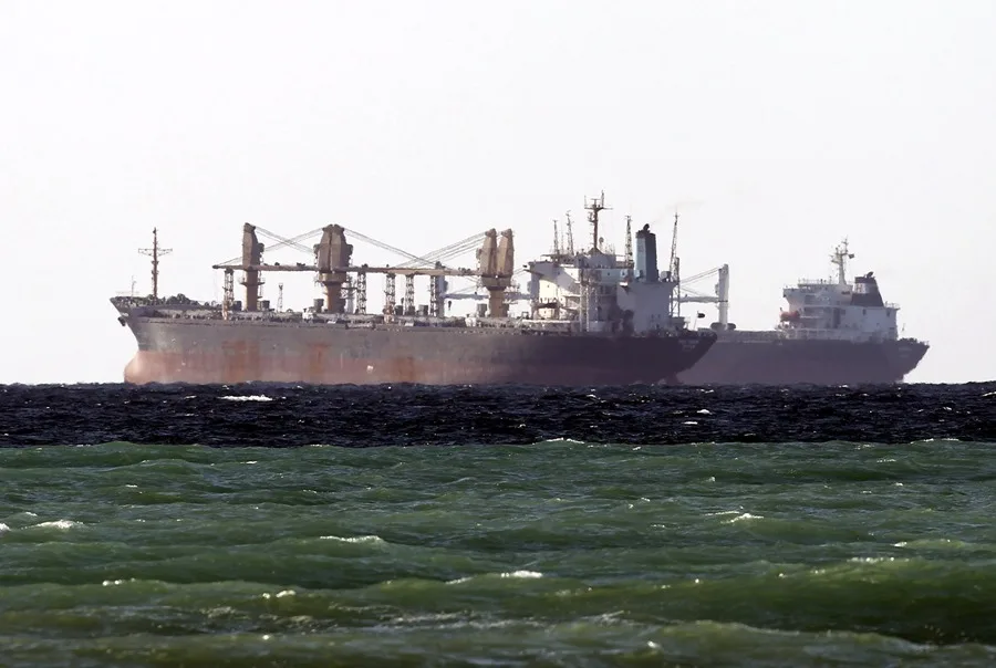 En la foto, petroleros cruzando el Estrecho de Ormuz, en Omán