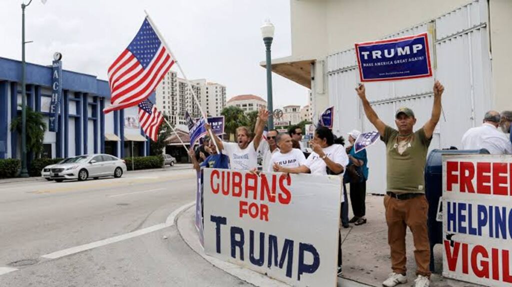 En la foto, cubanos con carteles piden a Trump la libertad de Cuba