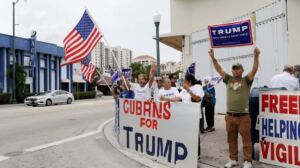 En la foto, cubanos con carteles piden a Trump la libertad de Cuba