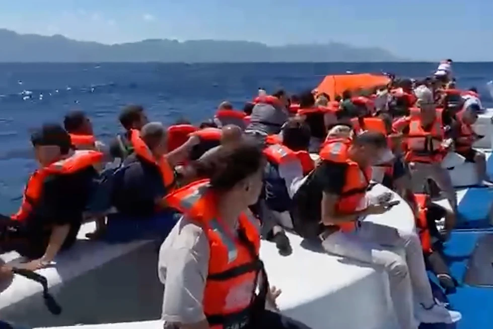 Sobrevivientes describen terror y pánico tras naufragio de ferry chipriota 2 En la foto, En esta imagen capturada de un video, pasajeros con chalecos salvavidas esperan sobre una embarcación de pasajeros volcada a ser rescatados frente a la costa de Girne, en la parte norte de Chipre ocupada por Turquía, el domingo 30 de agosto de 2026