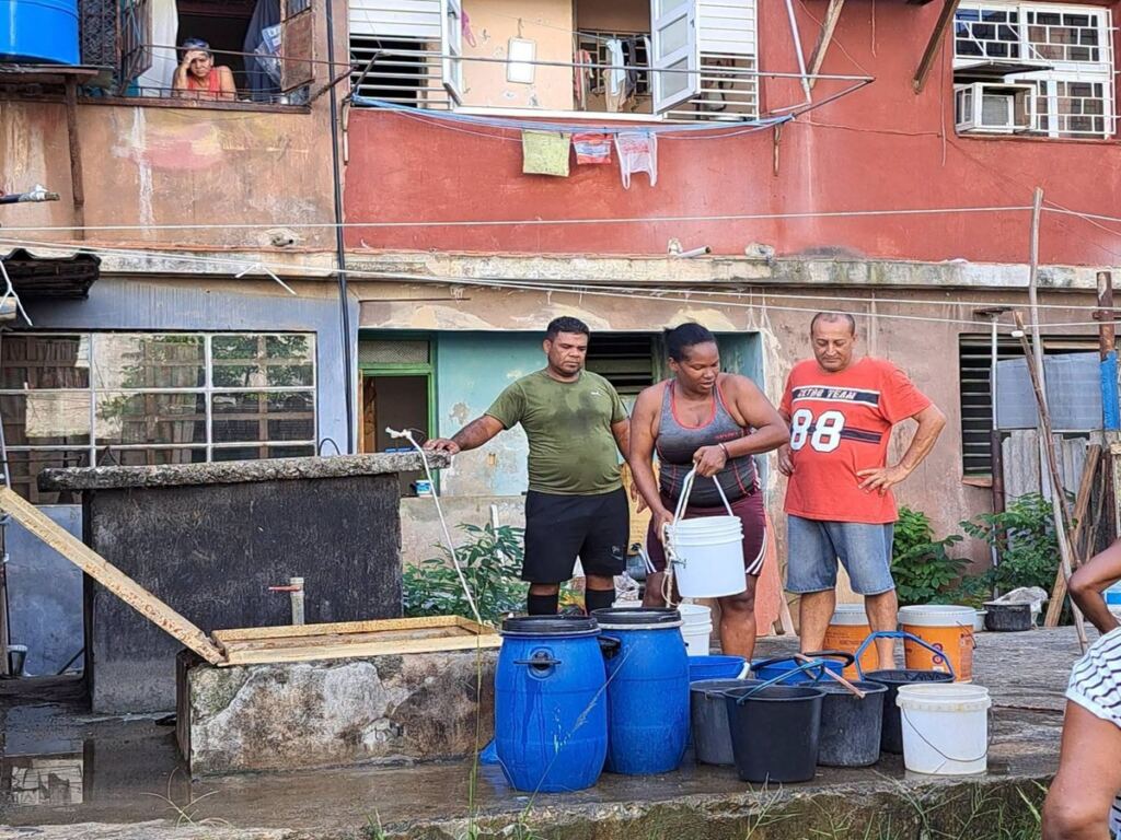 En la foto, cubanos en espera de agua