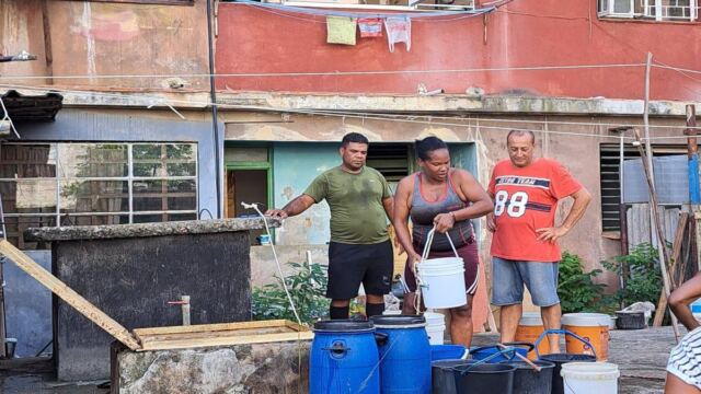 En la foto, cubanos en espera de agua
