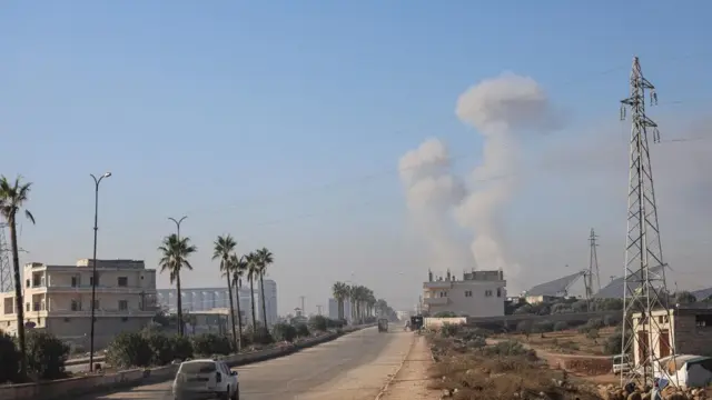 En la foto, una columna de humo tras un ataque aéreo en Idlib, en el norte de Siria