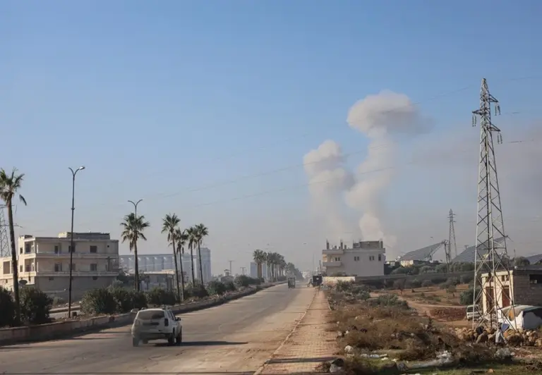 En la foto, una columna de humo tras un ataque aéreo en Idlib, en el norte de Siria