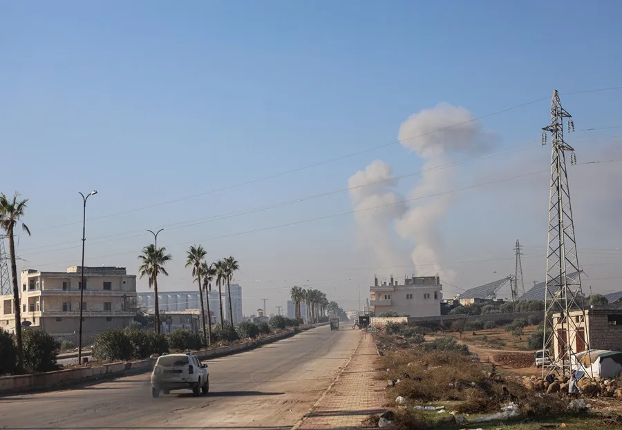 En la foto, una columna de humo tras un ataque aéreo en Idlib, en el norte de Siria