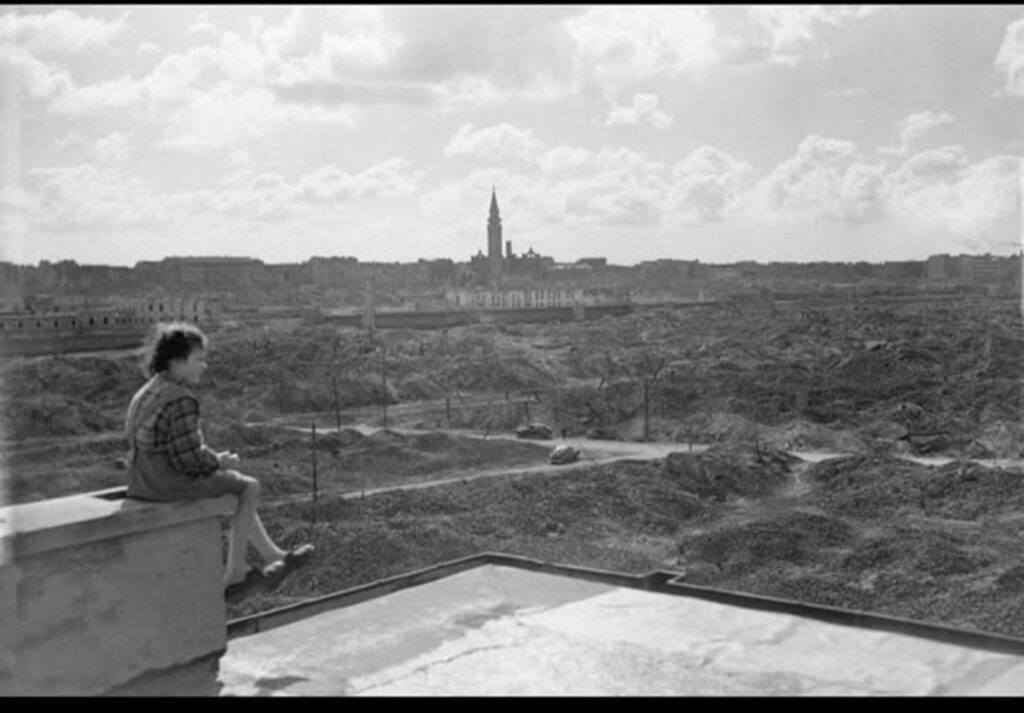 En la foto, una niña sentada sobre un alero
