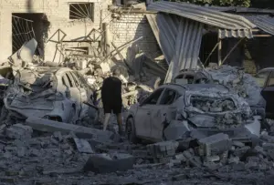 En la foto, Residentes locales este jueves en el lugar de un ataque ruso con misiles en una zona residencial en Kiev